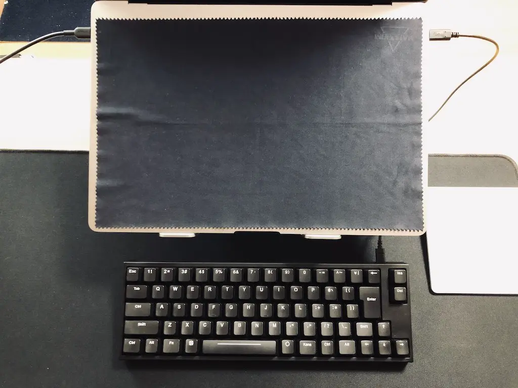 サブデスクで撮影しました。MBP はノートPCスタンドに乗せています。脇にあるのは、初代 Magic Trackpad です。